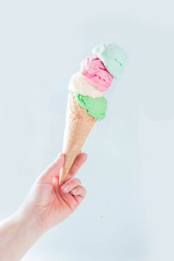 Bir yığın renkli dondurma kepçesi.