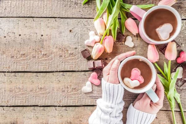 İki fincan sıcak çikolata, marshmallow kalpli. — Stok fotoğraf