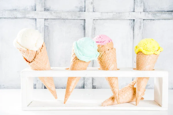 Барвисте пастельне морозиво з вафельними шишками — стокове фото
