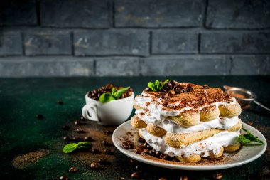 Ev yapımı tatlı tirayisu üzerinde plaka