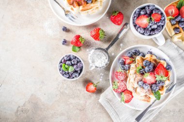 Çilekli ev yapımı Belçika Waffle 'ı.