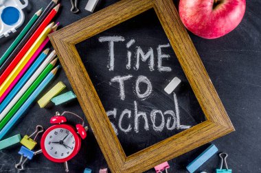 Okul eğitim malzemeleri kara tahta zemin üzerinde