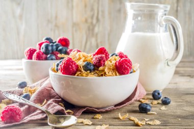 Süt ve çilek ile kahvaltı Mısır Flakes