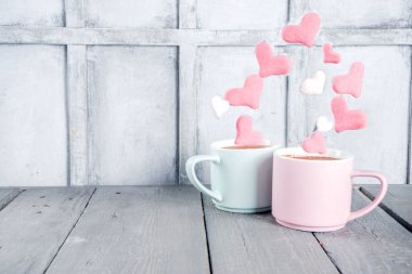 Uçan kalpli iki pastel bardak.