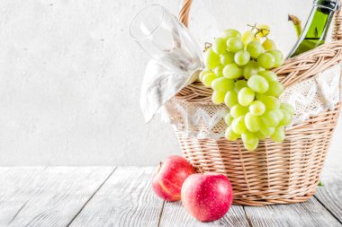 piknik sepeti meyve ekmek ve şarap