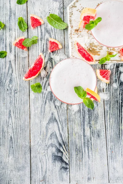 Cold citrus martini cocktail. Aperol spritz — Stock Photo, Image