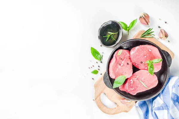 Rohe Steaks mit frischem Fleisch und Gewürzen — Stockfoto