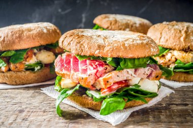 Çeşitli deniz ürünleri ve balık köfteleri.