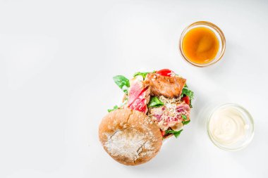 Çeşitli deniz ürünleri ve balık köfteleri.