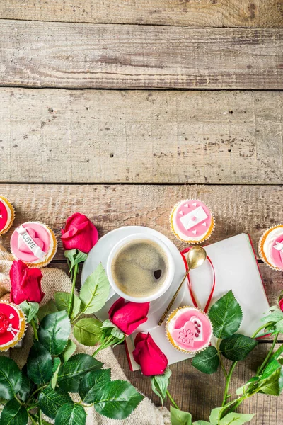 Valentinstag Cupcakes mit Kaffeetasse — Stockfoto