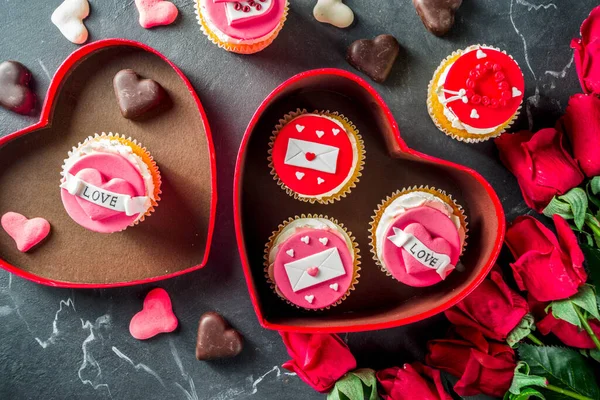 Día de San Valentín rosado y rojo cupcakes —  Fotos de Stock