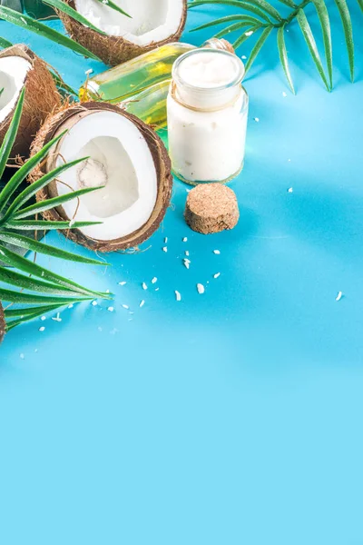 Minyak kelapa dengan kelapa segar. — Stok Foto