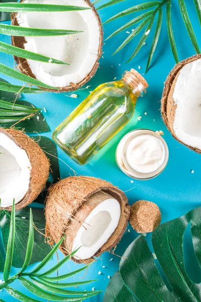 Aceite de coco con coco fresco — Foto de Stock