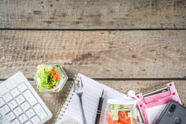 Ofis yemeği: sebze salatası kavanozları.