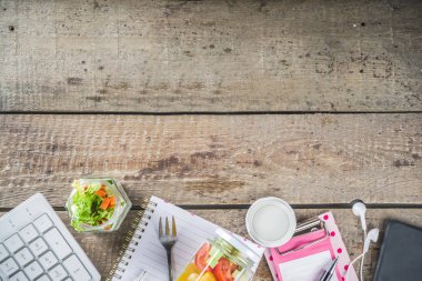 Ofis yemeği: sebze salatası kavanozları.