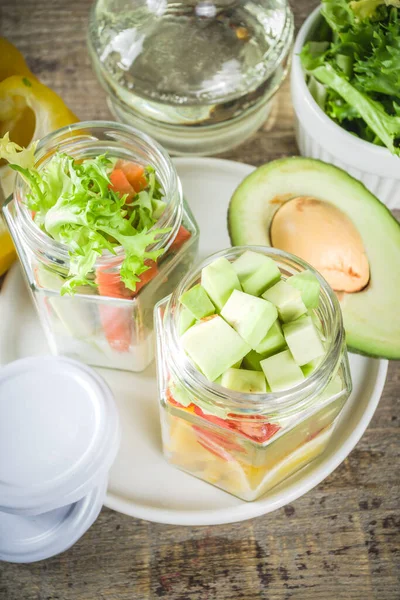 Egészséges zöldségsaláta üvegben — Stock Fotó