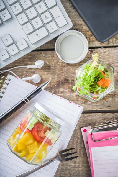 Office lunch: vegetable salad jars