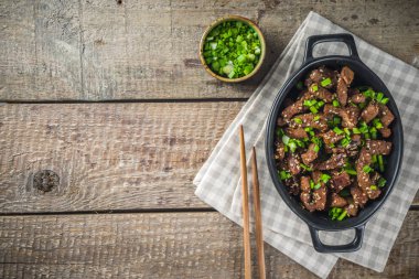 Kore barbekü yemeği sığır eti Bulgogi, marine edilmiş kaburga eti dilimleri. Geleneksel Kore yemek tarifi fikri, kopyalama alanı