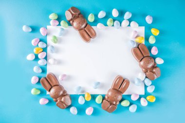 Çikolatalı yumurta ve tavşanlı Paskalya kompozisyonu, düz kopya alanı