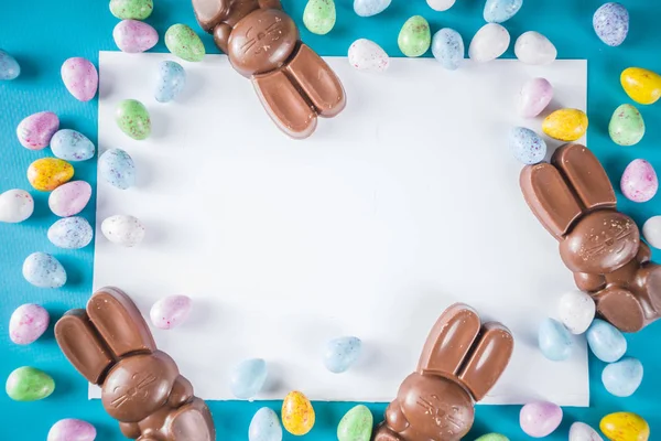 Velikonoční Složení Čokoládovými Vejci Králíky Ploché Kopírovací Prostor — Stock fotografie
