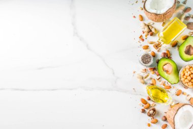 Sağlıklı vegan yağ gıda kaynakları, omega3, omega6 malzemeler - badem, ceviz, fındık, ceviz, zeytin yağı, chia tohumu, avokado, Hindistan cevizi, koyu yeşil arka plan kopya alanı