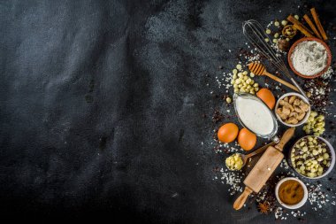 Un, kahverengi şeker, yumurta, çikolata damlaları, tereyağı, beyaz taş veya beton arka plan tarçın - sonbahar kış şenlikli pişirme için Malzemeler. En iyi görünüm kopyalama alanı.