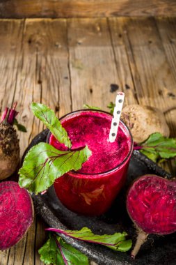 Vegan sağlıklı diyet içecek. Pancar detoks suyu veya smoothie, kopya alanı ile rustik ahşap masa üzerinde