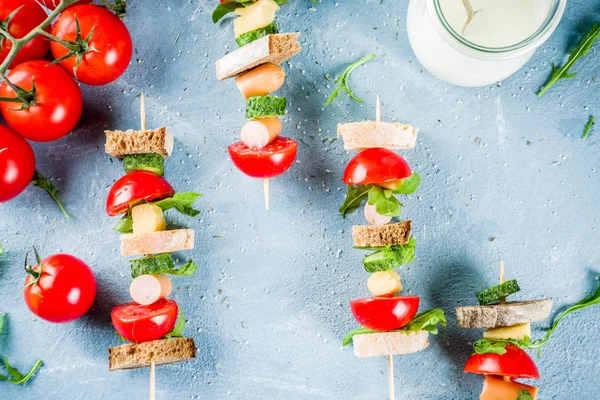 Sana Idea Snack Verano Sándwiches Ensalada Kebab Brochetas Con Rebanadas — Foto de Stock