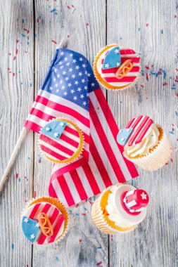 Bağımsızlık Günü 4 Temmuz Tebrikler. Gaziler Günü. Amerikan Anayasası tatili. Amerikan gelenek tebrik kartı. Amerikan sembollü vatansever ev kekleri.