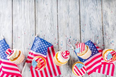 Bağımsızlık Günü 4 Temmuz Tebrikler. Gaziler Günü. Amerikan Anayasası tatili. Amerikan gelenek tebrik kartı. Amerikan sembollü vatansever ev kekleri.