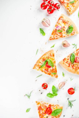 Margarita 'lı peynirli pizza ve otlar. Beyaz taş arkaplan görünümü