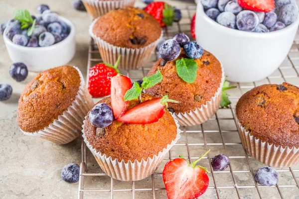 Hausgemachte Vanillemuffins Oder Cupcakes Mit Beeren — Stockfoto