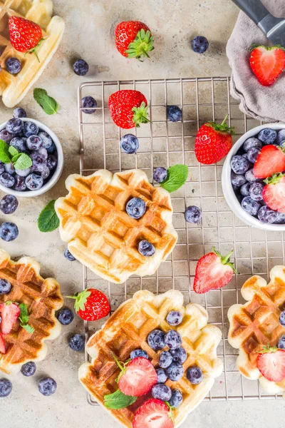 Dulce Desayuno Casero Gofres Belgas Con Bayas Fresa Arándano —  Fotos de Stock