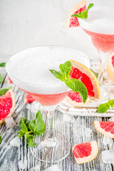 Bebida Alcohólica Tendencia Verano Cóctel Martini Con Cítricos Fríos Spritz —  Fotos de Stock