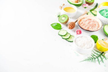 Doğal ve organik kozmetik konsept. Spa ve aroma terapisi, ev yapımı kozmetik malzemeleri, doğal güzellik ürünleri için özetler bal, limon, badem, kivi, salatalık, aloe vera, tuz, yoğurt.
