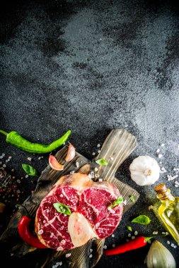 Ham makarnaları et, yemek için baharatlar ile sığır biftek, siyah taş beton arka plan