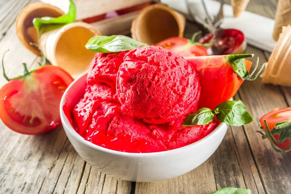 Gelato Vegetale Gelato Pomodoro Con Pomodori Freschi Basilico Foglie Vecchio — Foto Stock