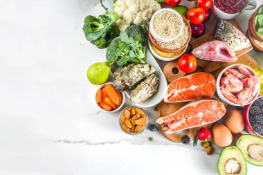 Pescetarian diyet planı maddeler, sağlıklı dengeli bakkal gıda, taze meyve, çilek, balık ve kabuklu deniz ürünleri istiridye, beyaz mermer arka plan kopya alanı 