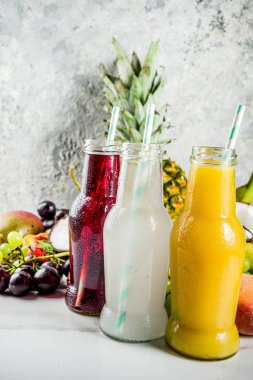 Farklı meyve suları smoothies kavramı, yaz vitaminler diyet, tropikal meyve ve çilek ile hafif bir arka plan üzerinde,