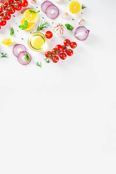 Готовим Белом Кухонном Столе Специями Овощами Зеленью Свежими Огурцами Помидорами — стоковое фото
