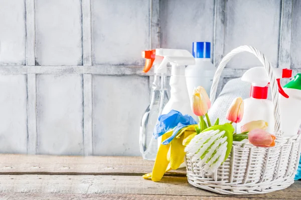 Vårstädning Och Städning Koncept Korg Med Rengöringsmedel Redskap Förnödenheter Kopiera — Stockfoto