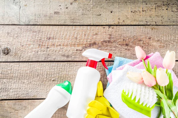 Wiosenne Sprzątanie Domu Koncepcji Sprzątania Kosz Przedmiotami Czyszczącymi Naczynia Materiały — Zdjęcie stockowe