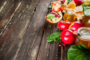 Yahudi Sonbahar Rosh Hashana kutlama. Rosh Hashanah kutlama için geleneksel ürünler - yaprakları, nar, bal, petek, ahşap arka plan ile elma