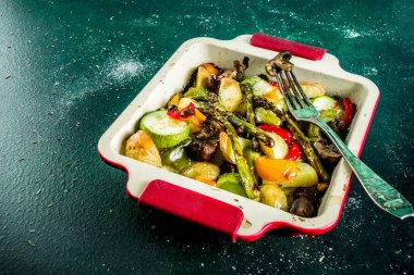 Izgara Barbekü sebze, fırında pişmiş, otlar, zeytinyağı ile. Sağlıklı diyet gıda. Vegan öğle yemeği.