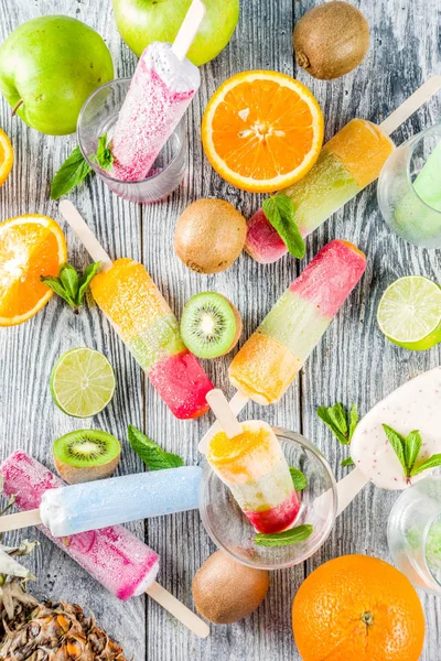 Frutas Coloridas Gelado Picolé Pirulitos Gelato Suculentos Paus Com Diferentes — Fotografia de Stock