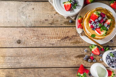 Tatlı Fransız ve Rus usulü ev yapımı krep. Krem şantili krep ya da mascarpone peyniri ve taze böğürtlen, 