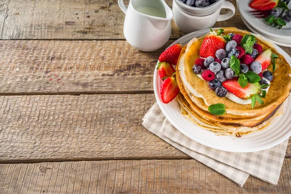 Zoete Franse Russische Stijl Zelfgemaakte Pannenkoeken Crêpes Gelaagde Crêpe Cake — Stockfoto