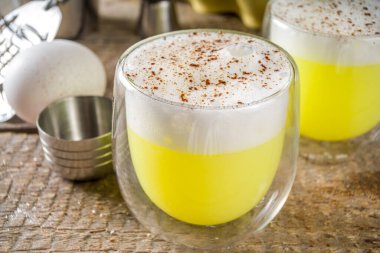 Sonbahar Ev Yapımı Burbon Yumurta Fırlat Baharatlı Kokteyl, Ahşap Arkaplan Malzemeleri