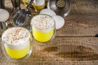 Sonbahar Ev Yapımı Burbon Yumurta Fırlat Baharatlı Kokteyl, Ahşap Arkaplan Malzemeleri