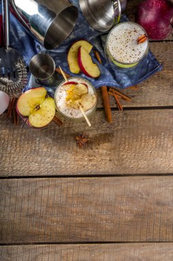 Elma şırası kokteyli. Shot bardaklarında Sonbahar Yumurta Döndürme Alkolü